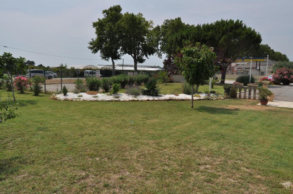 Hotel Les Mimosas Lunel  Zewnętrze zdjęcie